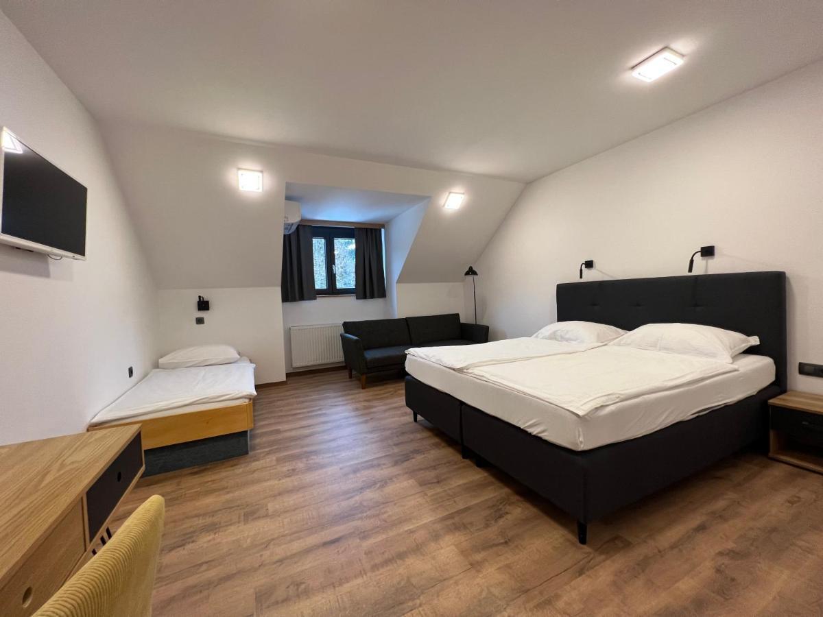 Kozjanski Dvor Podčetrtek Exteriör bild